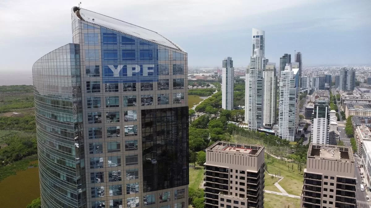 YPF aumenta casi 400% los salarios de su directorio