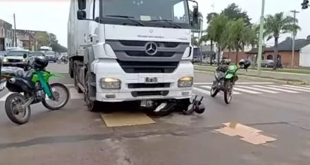 Una motocicleta quedó bajo un camión: dos personas se salvaron de milagro