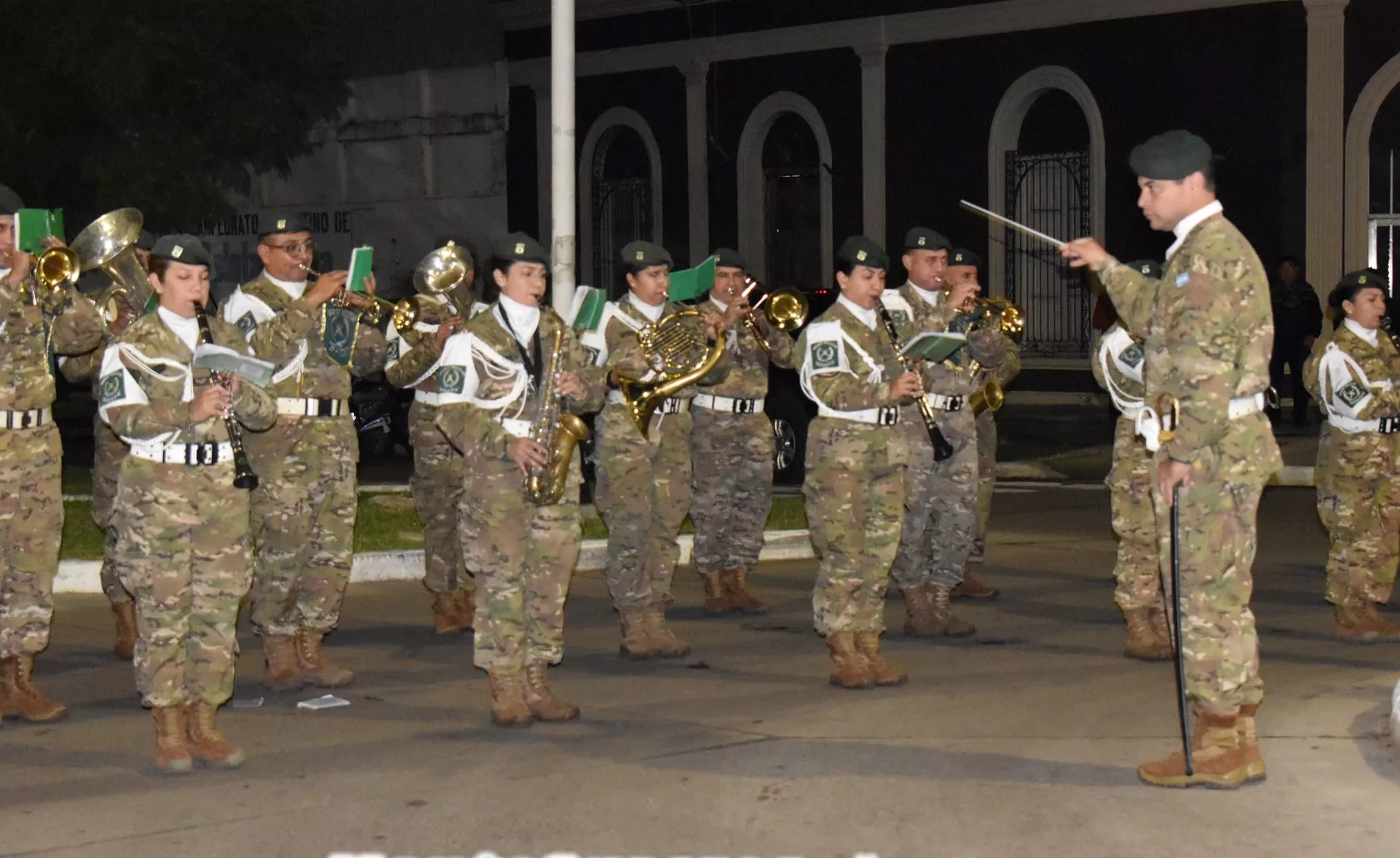Con una retreta, vecinos de Monte Caseros recibieron el Día del Himno Nacional Argentino