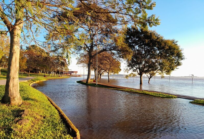El río Uruguay desciende lentamente y evacuados esperan para volver a sus casas