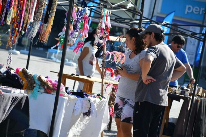Tarde de feria de artesanos, tragos y show en vivo en la plaza Cabral