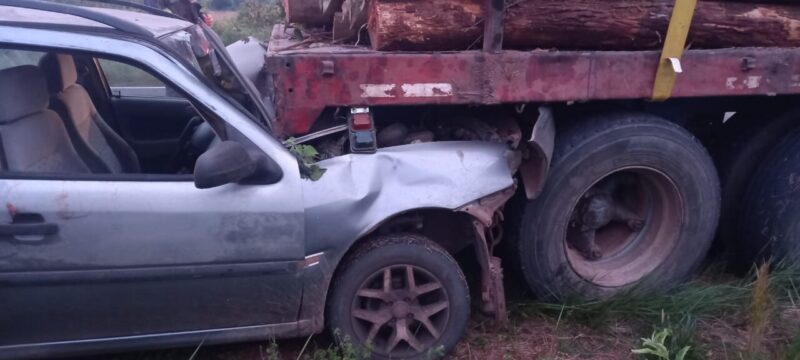 Impactante choque en una ruta de Corrientes: un auto se incrustó detrás de un camión