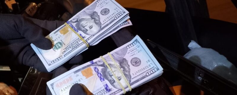 Tráfico de divisas: detuvieron a un pasajero con 14.500 dólares