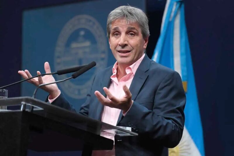 Caputo desvinculó a un banco privado de la maniobra golpista señalada por Milei