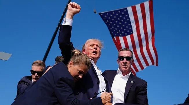 Donald Trump herido en un tiroeto en medio de un acto de campaña