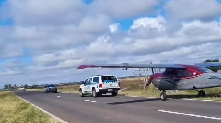 Avioneta sin patente aterrizó en la ruta 12: la tripulación huyó