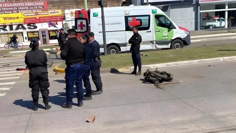 Brutal choque entre una ambulancia y una moto