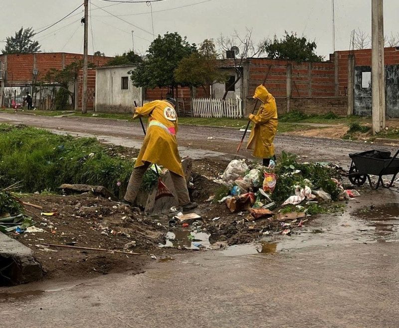 Las cuadrillas municipales trabajan para que el agua escurra más rápido