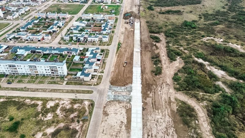 Avanza la etapa de pavimentación en una avenida del barrio Santa Catalina