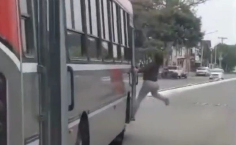 Una mujer se colgó de un colectivo y lo atacó a cabezazos