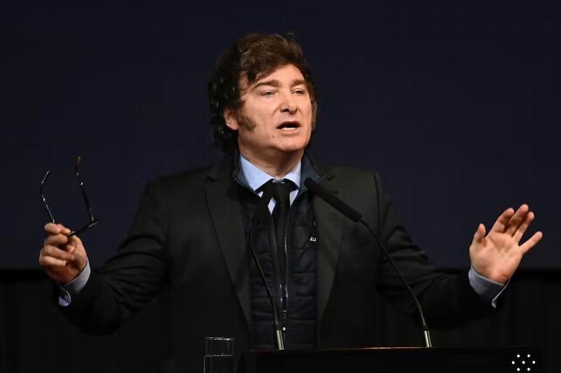 Milei vetó la ley de movilidad y mantuvo el bono de $70 mil