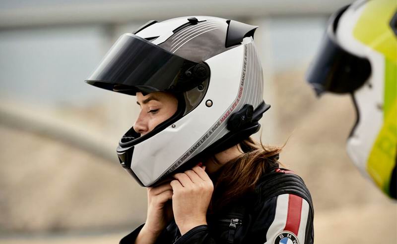 Usar casco salva vidas: la singular campaña en el Mes de la Juventud