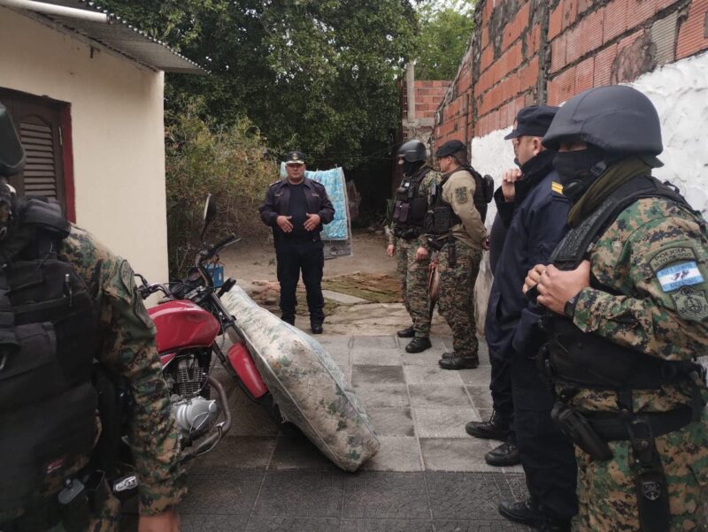 Capital: allanaron una casa, secuestraron droga y detuvieron a varias personas