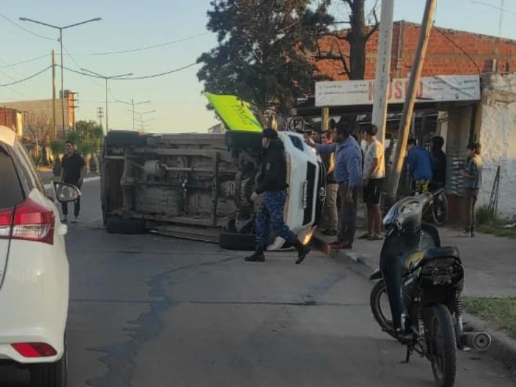 Espectacular vuelco de un móvil policial durante una persecución