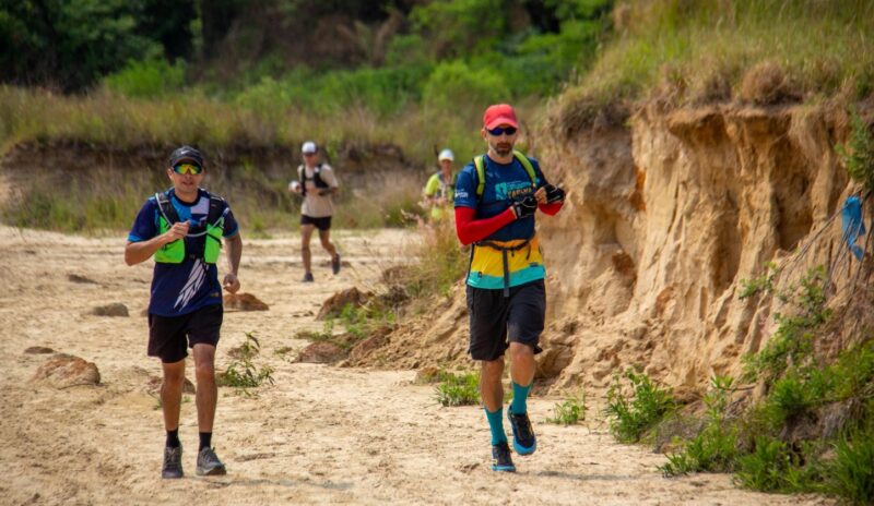 Atletas listos para la «Conquista de la arena en Empedrado»