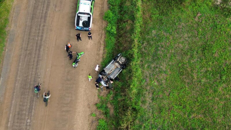 Vuelco en El Perichón: un Fiat Palio terminó en la banquina por maniobras imprudentes