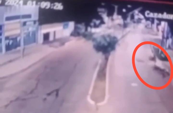El momento exacto del feroz choque en el que una joven perdió un brazo