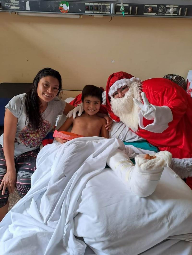 Vestida de «mamá» Noel lleva mensajes de amor y esperanza a niños enfermos