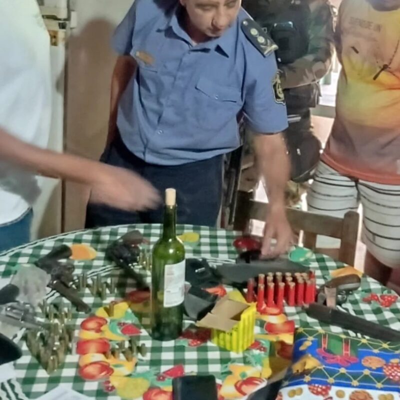 Presumían las armas en WhatsApp: un hombre de 67 años fue demorado e imputado por tenencia ilegal