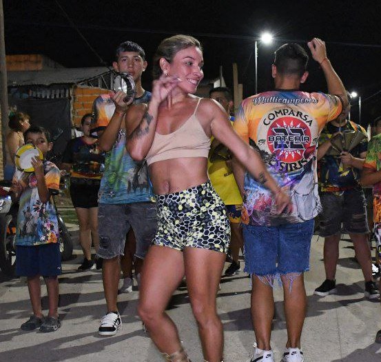 Al ritmo de tambores y bordados, las comparsas barriales ultiman detalles