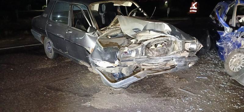 Choque frontal de automóviles en ruta 12