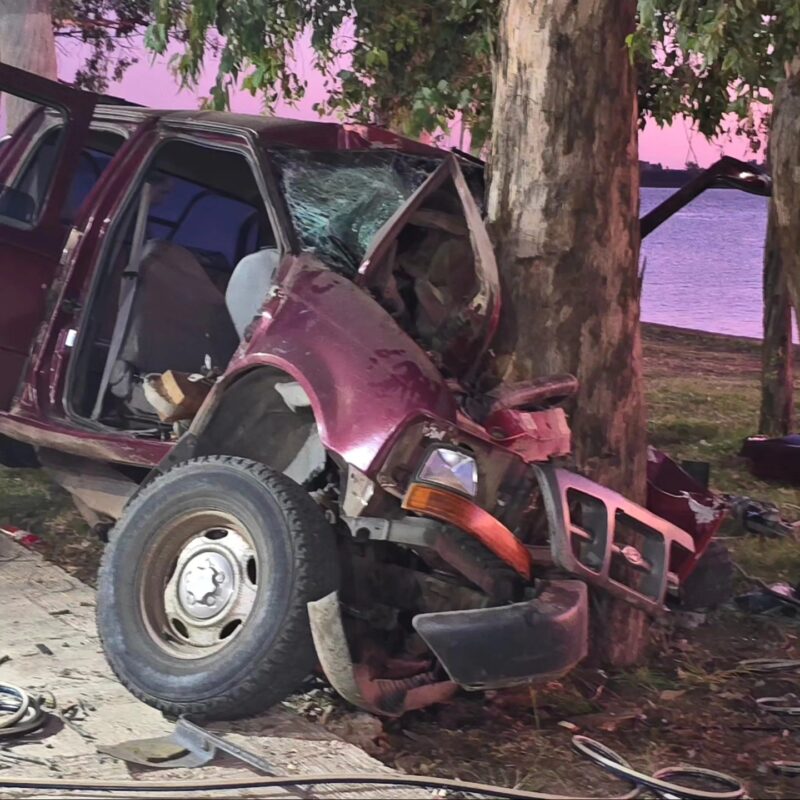 Camioneta se estrelló contra un árbol: cuatro jóvenes heridos, dos de ellos de gravedad