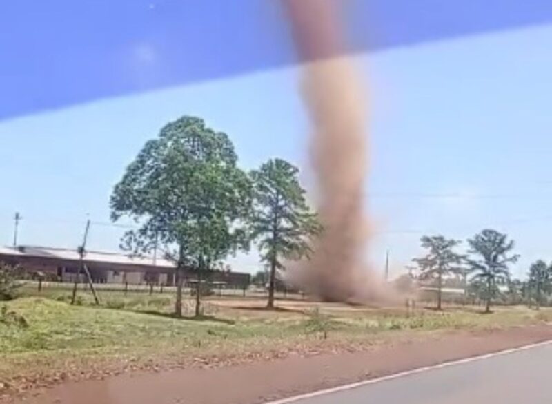 Registran un extraño remolino de tierra a la vera de la Ruta 14