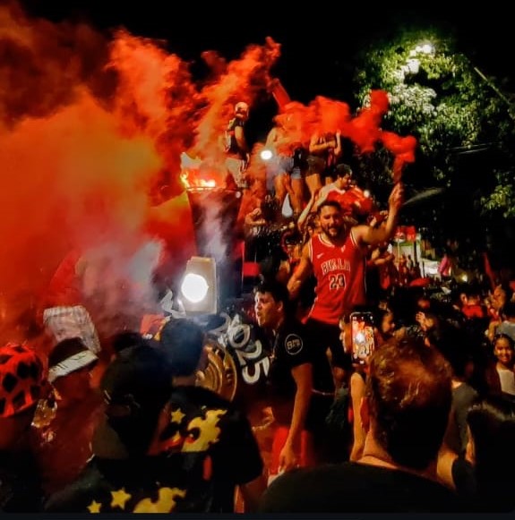 Esquina a puro carnaval: los simpatizantes de Yasí Berá tiñeron las calles de rojo y negro
