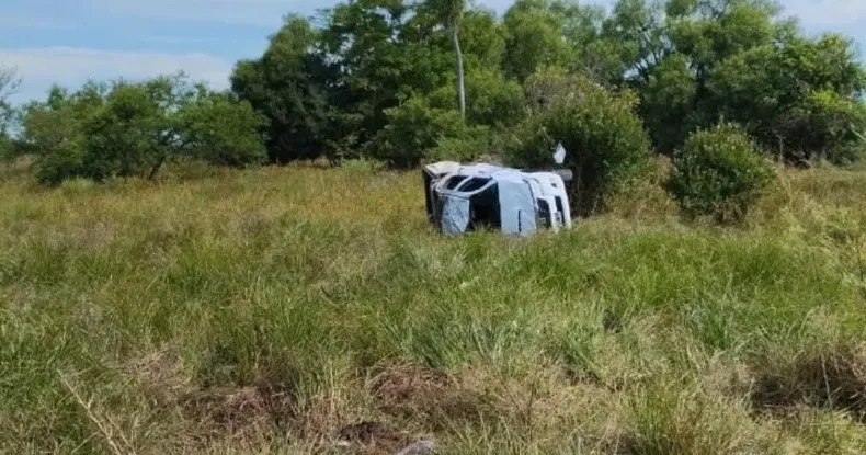 Un herido tras despiste y vuelco en una ruta correntina