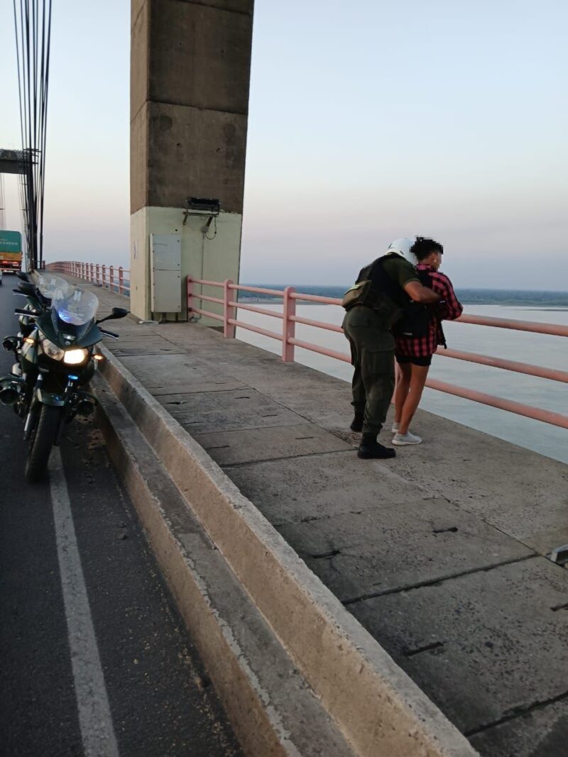 Dramático rescate de una mujer en el puente Corrientes-Chaco