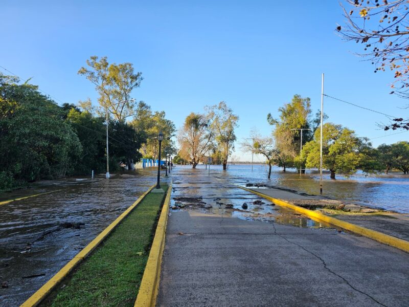 En vigilancia, por la crecida del río