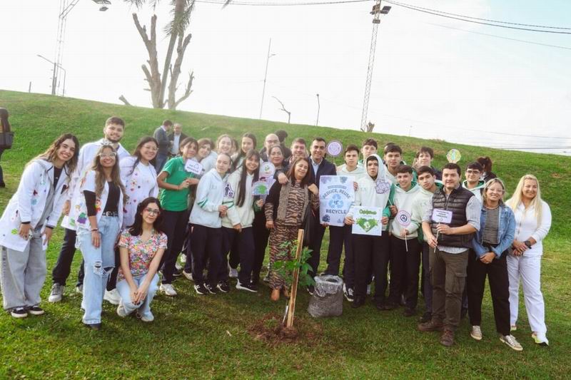 Estudiantes secundarios plantaron 400 árboles por el Día del Ambiente