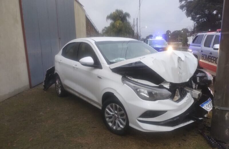 Ruta 12: chocó un poste de alta tensión y sorprendió a la Policía