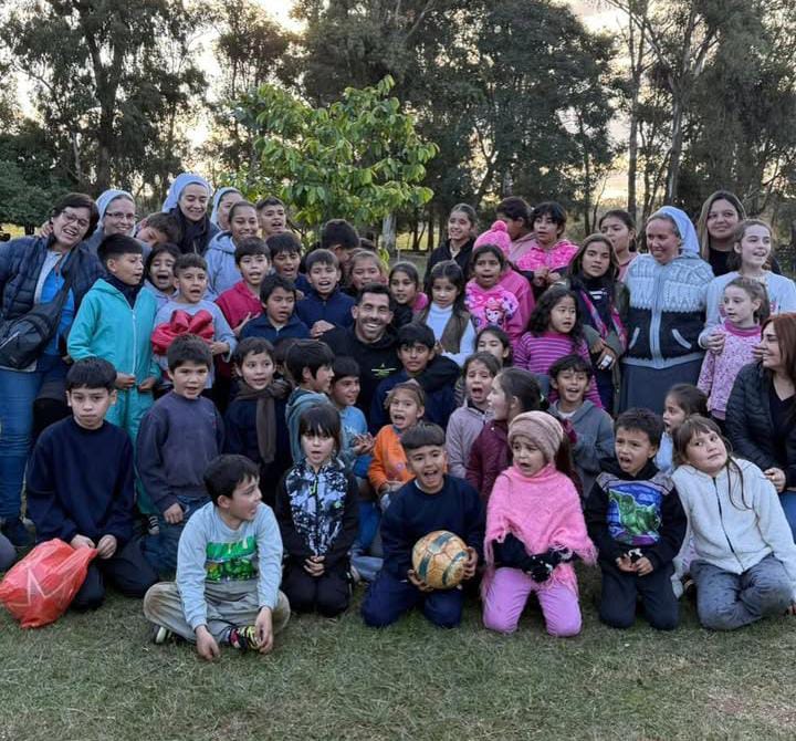 Así fue la visita de Carlitos Tevez a La Cruz: merienda, música y un «picadito» con los chicos