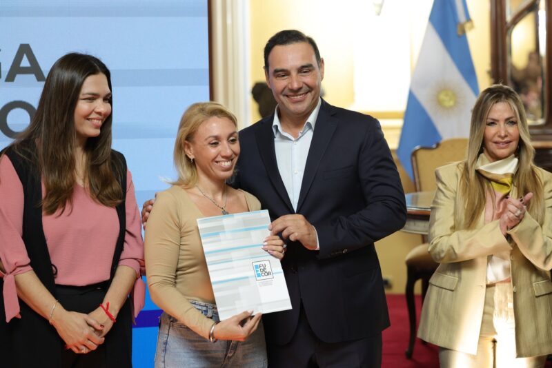 Valdés realizó la entrega de microcréditos para fortalecer proyectos de emprendedores