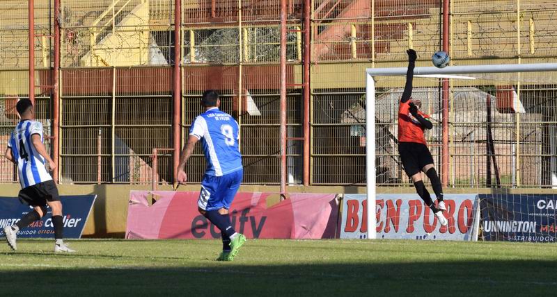 La selección correntina se despachó con goles en el debut ante Villa Ángela