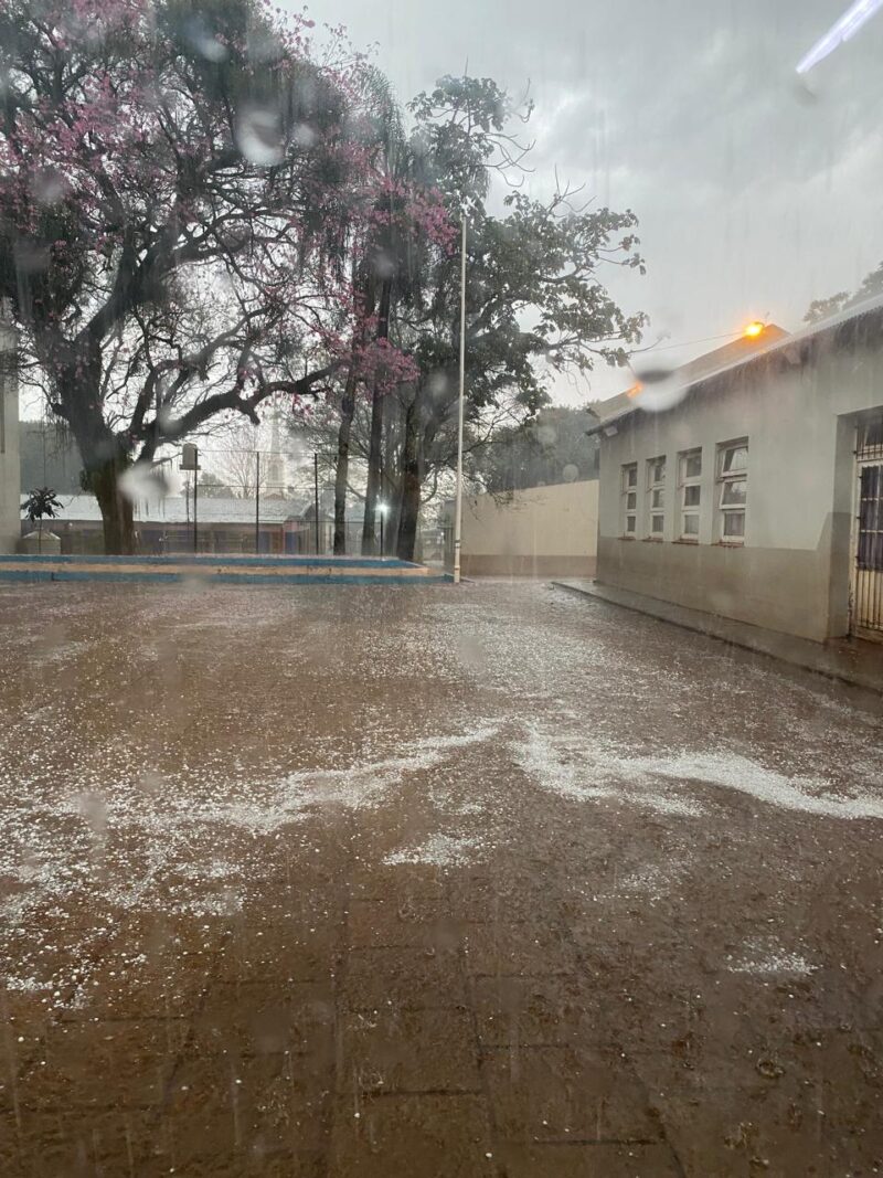 Temporal de lluvia, viento y granizo marca la jornada electoral en la costa del río Uruguay