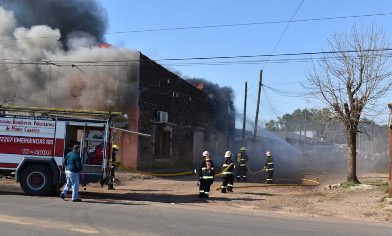 Impresionante incendio en Monte Caseros: un bombero fue llevado al hospital