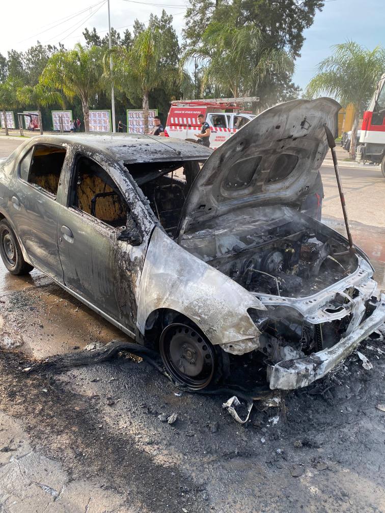 Corrientes: se incendió un automóvil en plena avenida