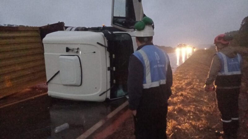 Impactante vuelco de un camión maderero en una ruta correntina