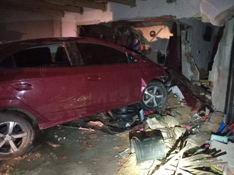 Se incrustó en una casa y se prendió fuego: impactante choque en Corrientes