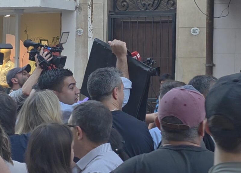 Así fueron los graves incidentes durante la visita de Karina y Martín Menem