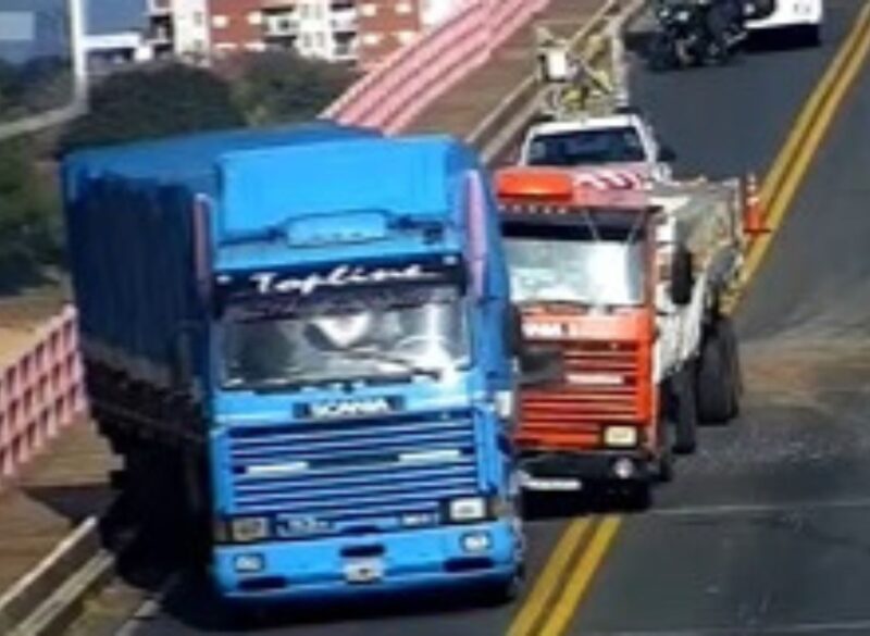 Choque entre camiones generó demoras en el puente General Belgrano