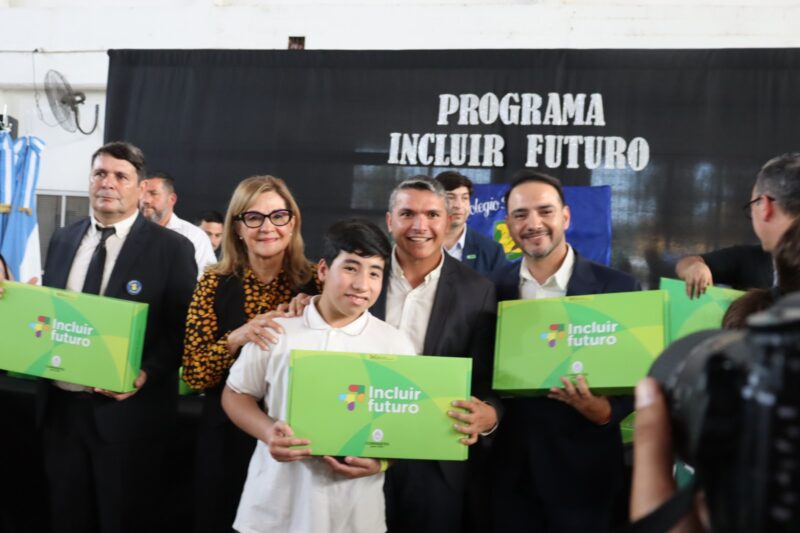 La Provincia entregó más de 890 notebooks en Capital