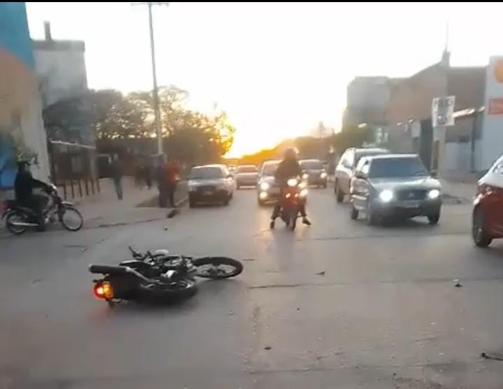 Un joven motociclista murió tras chocar contra un auto y su acompañante está grave