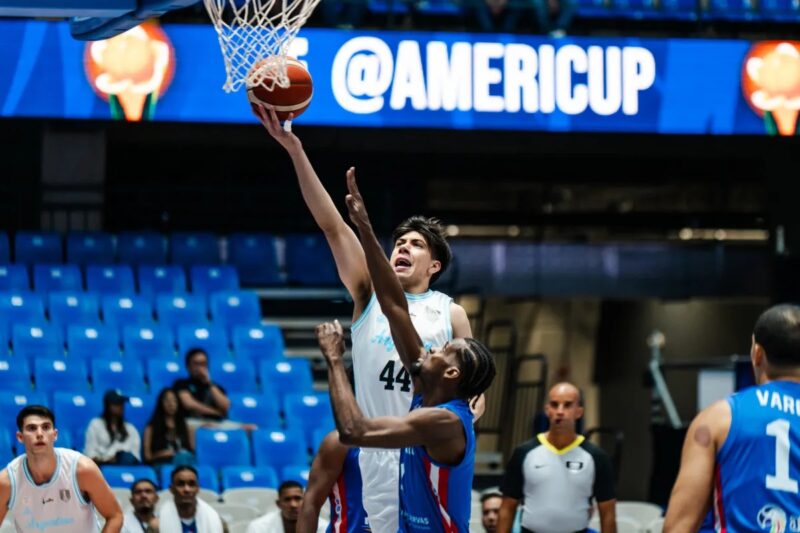 Argentina cayó en suplementario con Dominicana y Bordón volvió a no tener acción