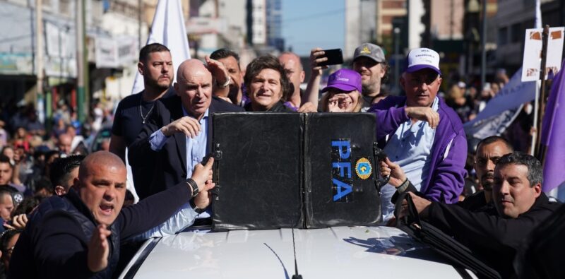 Atacaron con piedras la caravana presidencial de Milei