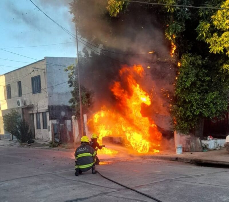 Impactante incendio de un automóvil en Corrientes