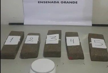 Motociclistas huían de la policía y descartaron droga en Corrientes