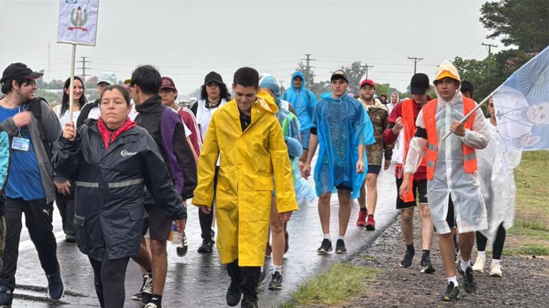 La lluvia no detiene la fe: postales de la salida de los jóvenes hacia Itatí